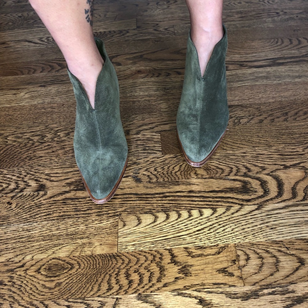 VINCE “HAVANA NOTCH” Green Suede Bootie Sz 8.5